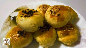 ขนมเปี๊ยะ หรือขนมเต้าส้อสูตรจีนฮกเกี้ยน ไส้เต็มคำแป้งบางอร่อย หวานกำลังดี 1ห่อมี8ชิ้น