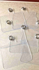 Tag nhưa trong suốt hổ trợ gắn dây đeo điện thoại