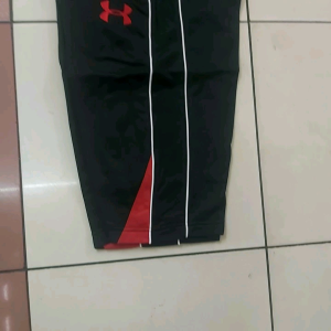 Celana pendek olahraga prlria dibawah lutut 7/8. Pake.retsleting kantong au pro.terbaru