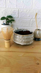 SEIKO พร้อมส่ง อุปกรณ์ชงชามัทฉะเซต4ชิ้น ถ้วยมัทฉะน้ำตาล2โทน (Chawan) แปรงชงชา ช้อนตักชา แท่นวางแปรง
