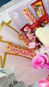 Buket Coklat & Bunga: Hadiah Penuh Kasih Sayang