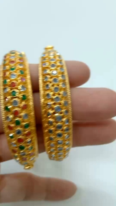 กำไลข้อมือสุโขทัยเพชรซีกโบราณสามแถวแบบสวยงาม เพชรซีกล้วนและสลับสี ตัวเรือนเหรียญสตางค์ชุบทองไมครอน เส้นผ่าศูนย์กลางประมาณ5.5ซม.ราคาพิเศษ