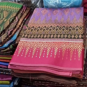 ผ้าไหมกาบแก้ว 2 หลายังไม่เย็บผืน เนื้อลื่นมันวาว