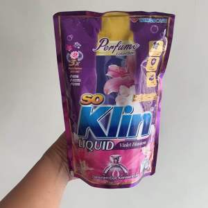 SoKlin Liquid Detergent Cair Konsentrat Violet Blossom - 700 ml