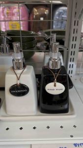 ขวดปั๊มเซรามิกทรงสี่เหลี่ยมคางหมู ขวดใส่สบู่เหลว ขวดใส่แชมพู งานพรีเมียม พร้อมป้ายเซรามิก ขวดปั๊มสบู่เซรามิก ขวดปั๊ม ceramic made in thailand สินค้าพร้อมส่ง