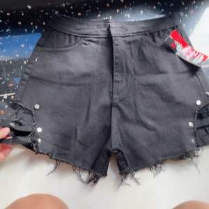 QUẦN SHORT KAKI NGẮN KIỂU ĐÓNG NÚT HAI BÊN 3 SIZE S M L Quần short đùi kaki nữ rách bên hông đính đai khoen hai bên đùi Ôm gọn