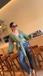 เสื้อเบล้าส์คอวีผูกไขว้ทับกัน แขนยาวทรงพองๆ ช่วงเอวผูกเข้ารูปทำให้ดูเพรียว Tage::Mirror Sister