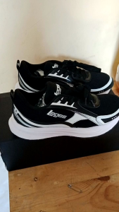 Sepatu Olahraga Hitam Putih Premium: Terbaik, Murah & Bisa COD