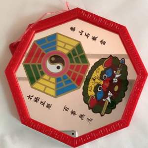 กระจกแปดเหลี่ยม แก้ฮวงจุ้ยปัญหาคลี่คลายแคล้วคลาด ถ้าบ้านเลขที่ขึ้นต้นด้วยเลข 5 ตัวเลขแรกและตัวเลขท้ายเป็นเลขเดียวกัน เสาไฟขวางทางเขาบ้าน เงาเสาไฟพาดผ่านทางหน้าบ้าน บ้านอยู่ทางสามแยก