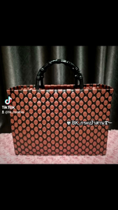 👜 กระเป๋าสาน เส้นพลาสติก Red+pink+brozne 📚 โทนสีแดง ใส่แท็บเล็ต เอกสาร แฟ้มงาน สวยงาม หูเรซินลาย ไผ่ปล้องสีดำ สไตล์เรียบหรู ไม่ซ้ำใคร 🍷