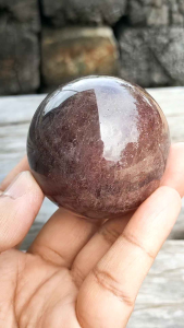 🍓 สตอเบอรี่ ควอตซ์ บอล สีชมพูอมเเดงเข้มๆ เนื้อสะอาด เกรดสีสดๆเเบบนี้ไม่ได้เจอบ่อยๆ / ขนาด 55 มม.  ( Strawberry Quartz Sphere )   ✨ น้ำหนัก 237 กรัม  ✨