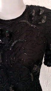 K246: เสื้อปักปล้องผสมเลื่อมลายดอกไม้ ปักหน้าหลัง สีดำ ซิปยาว งานป้าย Size S : Used