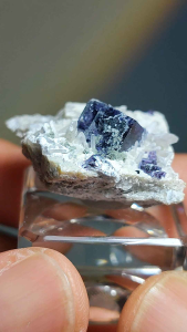 ฟลูออไรต์ คิวบ์ สีม่วง บนหิน🔸Purple Fluorite Cube