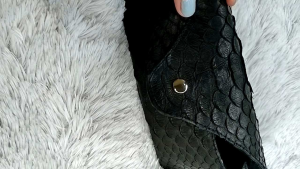 Tempat Kacamata Kulit Piton Ular bisa diselipkan di ikat pinggang