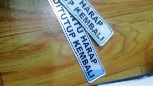 AKRILIK SIGN PLAT PINTU HARAP DITUTUP KEMBALI STICKER ACRYLIC