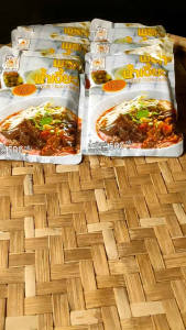 500 กรัม พริกน้ำเงี้ยว ชนิดผัดสำเร็จ ตรา แม่น้อย สูตรเข้มข้น หอมอร่อย ทางเหนือ ไม่เจือสี วิธีทำ อยู่ด้านหลัง แถมฟรี