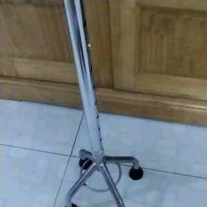 ( có video) Gậy 4 chân chống inox Việt Nam giá sỉ cho người tài biến người già yếu tập đi dụng cụ tập vật lý trị liệu phục hồi chức năng