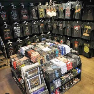 BAJU KAOS PRIA T-SHIRT DISTRO BERGAMBAR LOGO BENDERA ONE PIECE / KAOS OUTFIT TRENDING TERLARIS / KAOS MOTIF TERBARU TRENDY / KAOS PREMIUM PRIA KEREN 2025 / KOAS DISTRO BANDUNG / KAOS POLOS / KAOS KATA KATA / BAJU KEKINIAN / KAOS ANAK MUDA STREETWEAR