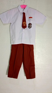 seragam lengkap sekolah dasar ( SD) kelas 1 s/d 6 untuk anak laki laki.baju putih lengan pendek dan celana merah panjang.tekstur kuattidak menerawang nyaman dikenakan untuk anak sekolah dasar