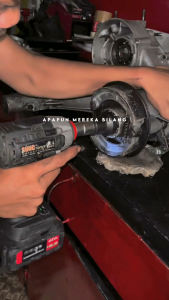 traker kunci konci pembuka rumah seal roda belakang Vespa vbb vnb super 66 tahun tua