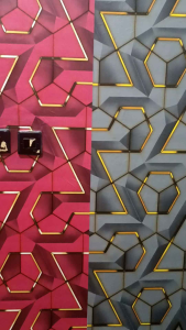 PROMO PAKET HEMAT 6 ROL / Wallpaper Sticker Dinding Motif Geometric 3D Abu Gold Merah Gold Cakra Putih Gold Dekorasi Rumah Kamar Ruang Tamu