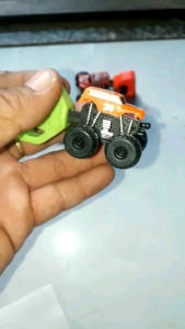 Một chiếc xe mô hình mini kích thước 3x3x3 cm bằng nhựa chạy bằng chìa khóa rất xinh