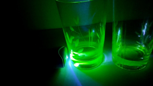 Pajangan 1pcs gelas kaca krystal uranium hijau menyala