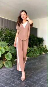 ชุดเซตผ้าอัดพลีท AA Premium เสื้อแขนสั้น คอวี ตัวยาว เพิ่มลูกเล่นให้ชวนมอง ✨✨ ด้วยการตัดขอบ  ทูโทน แลดูมีมิติ ฟรุ๊งฟริ๊ง สวยมว้ากกก   ทั้งการอัดพลีทยังพิเศษ ด้วยการอัดเฉียงข้าง เกร๋ๆ         กางเกงเอวสมอค อัดพลีส  ทรงขาบาน แต่งขอบข้าง ทูโทน สวยงาม ทำให้ดู