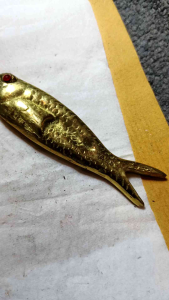 Koleksi kuningan ikan antikan