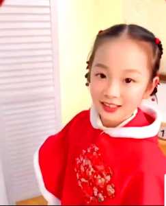 Jepitan Rambut Pita Anak Motif Imlek\\n\\nJepitan rambut pita anak motif Imlek adalah aksesoris rambut yang dirancang khusus untuk anak-anak pada perayaan Imlek atau Tahun Baru Imlek. Artikel ini akan membahas tentang fungsi, keunikan, dan kelebihan jepitan rambut anak motif Imlek, cara memilih dan menggunakan jepitan rambut pita anak motif Imlek, serta tips perawatan.\\n\\n Apa Itu Jepitan Rambut Pita Anak Motif Imlek?\\n\\nJepitan rambut pita anak motif Imlek adalah jepitan rambut yang dibuat dengan desain unik dan menarik yang menggambarkan tema Imlek. Desain ini biasanya mencakup simbol-simbol tradisional seperti naga, harimau, dan bunga-bunga cantik. Jepit rambut ini biasanya terbuat dari bahan-bahan berkualitas tinggi seperti satin, katun, dan sutra.\\n\\n Fungsi Jepit Rambut Anak Imlek\\n\\nJepit rambut anak Imlek memiliki beberapa fungsi utama:\\n\\n- Menambah gaya dan kecantikan rambut anak-anak selama perayaan Imlek\\n- Meningkatkan rasa percaya diri anak-anak dengan aksesoris rambut yang menarik\\n- Menunjukkan budaya dan tradisi Imlek melalui desain jepit rambut\\n\\n Keunikan Jepitan Rambut Anak Motif Imlek\\n\\nBeberapa keunikan dari jepitan rambut anak motif Imlek antara lain:\\n\\n- Desain unik dan menarik yang mencerminkan tema Imlek\\n- Bahan berkualitas tinggi yang nyaman digunakan oleh anak-anak\\n- Cocok untuk berbagai jenis rambut dan gaya rambut\\n\\n Kelebihan Jepitan Rambut Anak Imlek\\n\\nBeberapa kelebihan dari jepitan rambut anak Imlek antara lain:\\n\\n- Meningkatkan rasa percaya diri anak-anak selama perayaan Imlek\\n- Membantu menambah gaya dan kecantikan rambut anak-anak\\n- Dapat digunakan sebagai aksesoris rambut sehari-hari\\n\\n Bagaimana Memilih Jepitan Rambut Anak Motif Imlek?\\n\\nMemilih jepitan rambut anak motif Imlek bisa menjadi tantangan tersendiri. Berikut adalah beberapa tips untuk membantu Anda memilih jepit rambut anak Imlek yang tepat:\\n\\n Cara Memilih Jepitan Rambut Anak Unik\\n\\n- Perhatikan desain dan warna jepit rambut anak Imlek\\n- Pilih bahan yang nyaman dan aman digunakan oleh anak-anak\\n- Pertimbangkan ukuran jepit rambut anak Imlek agar sesuai dengan ukuran rambut anak\\n\\n Tips Memilih Aksesoris Rambut Anak Imlek\\n\\n- Pilih aksesoris rambut anak Imlek yang sesuai dengan tema Imlek\\n- Pertimbangkan kebutuhan anak-anak dalam hal gaya rambut dan aktivitas sehari-hari\\n- Pilih aksesoris rambut anak Imlek yang mudah digunakan dan dicuci\\n\\n Perhatian saat Membeli Jepit Rambut Anak Imlek\\n\\n- Pastikan jepit rambut anak Imlek yang dibeli aman dan tidak mengandung bahan berbahaya\\n- Periksa kondisi jepit rambut anak Imlek sebelum membeli\\n- Pertimbangkan harga dan kualitas jepit rambut anak Imlek\\n\\n Bagaimana Menggunakan Jepitan Rambut Pita Anak Motif Imlek?\\n\\nBerikut adalah langkah-langkah menggunakan jepit rambut anak motif Imlek:\\n\\n Langkah-langkah Menggunakan Jepit Rambut Anak\\n\\n1. Siapkan rambut anak-anak yang bersih dan rapi\\n2. Pilih jepit rambut anak Imlek yang sesuai dengan gaya rambut anak\\n3. Pasang jepit rambut anak Imlek pada rambut anak\\n\\n Teknik Penyimpanan Jepitan Rambut Anak\\n\\nUntuk menjaga jepit rambut anak Imlek tetap aman dan awet, ikuti langkah-langkah berikut:\\n\\n- Simpan jepit rambut anak Imlek dalam kotak atau tempat penyimpanan yang aman\\n- Jauhkan jepit rambut anak Imlek dari sinar matahari langsung\\n- Jangan simpan jepit rambut anak Imlek di tempat yang lembab\\n\\n Perawatan Jepitan Rambut Anak Imlek\\n\\nBerikut adalah tips perawatan jepitan rambut anak Imlek:\\n\\n- Bersihkan jepit rambut anak Imlek secara rutin menggunakan lap lembut\\n- Jangan gunakan air atau cairan pembersih keras untuk membersihkan jepit rambut anak Imlek\\n- Jika jepit rambut anak Imlek rusak atau tidak layak pakai, ganti dengan yang baru\\n\\nDengan memahami fungsi, keunikan, dan kelebihan jepitan rambut anak motif Imlek, cara memilih dan menggunakan jepitan rambut pita anak motif Imlek, serta tips perawatan, Anda dapat memberikan anak-anak Anda aksesoris rambut yang menarik dan berkualitas selama perayaan Imlek.\n}