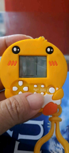 Phụ Kiện Túi Xách Móc Khóa Kiêm Máy Chơi Game Mini Màu Vàng Gọn Gàng Xinh Xắn
