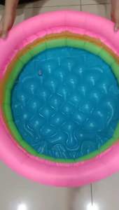 KOLAM MAINAN AIR / KOLAM RENANG ANAK / KOLAM MANDI BAYI BAHAN KARET PVC TEBAL ALAS GELEMBUNG DIAMETER 61CM MOTIF PELANGI / 3 WARNA
