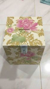 สีชมพู กระปุกออมสินลายหลุยส์ ดอกไม้ ขนาด 15 เซ็นติเมตร