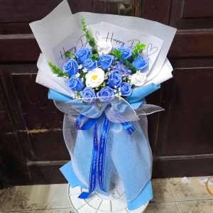 Bó hoa hồng sáp tông xanh dương mix hoa cao cấp phù hợp cho dịp lãng mạn ngoài trời. Tặng banner theo yêu cầu