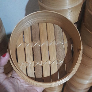 {\n \"article\": \" Klakat Bambu Dimsum 13cm Kukusan Bambu - 2 Wadah dan 1 Tutup\\n\\n Apa itu Klakat Bambu Dimsum?\\n\\nKlakat bambu dimsum merupakan alat tradisional yang digunakan dalam memasak makanan tradisional Asia, terutama dimsum. Dengan ukuran 13cm, klakat bambu dimsum ini terdiri dari 2 wadah dan 1 tutup, yang dirancang khusus untuk memudahkan proses pengukusan dan penyajian makanan.\\n\\n Sejarah Klakut Bambu Dimsum\\n\\nSejarah klakat bambu dimsum berasal dari tradisi masak-memasak di Asia, khususnya China. Penggunaan alat tradisional ini telah berlangsung selama berabad-abad, dengan tujuan utama untuk menghasilkan makanan yang lezat dan sehat.\\n\\n Manfaat Klakat Bambu Dimsum\\n\\nDengan menggunakan klakat bambu dimsum, Anda dapat menikmati berbagai manfaat seperti:\\n\\n- Menghasilkan makanan yang lebih lezat dan sehat karena tidak perlu menambahkan minyak atau lemak tambahan.\\n- Memudahkan proses pengukusan dan penyajian makanan.\\n- Membantu menjaga tekstur dan rasa makanan tetap utuh.\\n\\n Bagaimana Menggunakan Klakat Bambu Dimsum?\\n\\nUntuk mendapatkan hasil maksimal dari klakat bambu dimsum, ikuti langkah-langkah berikut:\\n\\n Persiapan Makanan Tradisional dengan Klakat Bambu Dimsum\\n\\nSebelum memasukkan makanan ke dalam klakat bambu dimsum, pastikan makanan sudah dipersiapkan dengan baik. Anda dapat menggunakan berbagai jenis makanan seperti sayuran, daging, atau seafood.\\n\\n Teknik Mengukus dengan Klakat Bambu Dimsum\\n\\nUntuk mengukus makanan dengan klakat bambu dimsum, ikuti langkah-langkah berikut:\\n\\n1. Masukkan makanan yang sudah dipersiapkan ke dalam klakat bambu dimsum.\\n2. Tutup klakat bambu dimsum dengan tutup yang disediakan.\\n3. Masukkan klakat bambu dimsum ke dalam kukusan bambu dan masak selama waktu yang direkomendasikan.\\n4. Angkat klakat bambu dimsum dari kukusan bambu dan sajikan makanan.\\n\\n Tips & Trik Menggunakan Klakat Bambu Dimsum\\n\\nBerikut beberapa tips dan trik untuk menggunakan klakat bambu dimsum:\\n\\n Mempertahankan Kualitas Klakat Bambu Dimsum\\n\\nUntuk memastikan klakat bambu dimsum tetap dalam kondisi baik, pastikan untuk membersihkan dan menyimpannya dengan benar setelah digunakan.\\n\\n Mencuci & Menyimpan Klakat Bambu Dimsum\\n\\nSetelah digunakan, cuci klakat bambu dimsum dengan air bersih dan keringkan sebelum menyimpannya. Pastikan untuk menyimpan klakat bambu dimsum di tempat yang kering dan aman.\\n\\n Kuliner Bambu & Alat Makanan Tradisional\\n\\nSelain klakat bambu dimsum, ada banyak variasi kuliner bambu lainnya yang bisa Anda coba, seperti:\\n\\n- Nasi goreng bambu\\n- Sayur lodeh bambu\\n- Sop bambu\\n\\nSelain itu, masih banyak alat makanan tradisional lainnya yang bisa Anda gunakan untuk memasak makanan tradisional, seperti:\\n\\n- Wajan tradisional\\n- Panci tradisional\\n- Alat penggorengan tradisional\\n\\nDengan menggunakan klakat bambu dimsum dan alat makanan tradisional lainnya, Anda dapat menikmati pengalaman memasak yang unik dan menarik, sambil menjaga kesehatan dan kelezatan makanan.\"