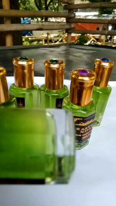 Kasturi hijau minyak wangi tahan lama 12 ml bibit Murni tanpa campuran bisa dipakai untuk ibadah dan dipakai untuk sehari hari cocok untuk dipakai pria dan wanita