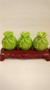 ตั้งมงคลชุดถุงทอง3ถุงพร้อมฐานขนาดกว้าง5นิ้วสูง3นิ้ว มีสีหยก/สีทอง ราคา ชิ้นละ180บาท