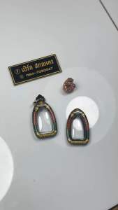 กรอบพระสำเร็จ แบบตลับ ขนาดพระ 1.6x2.8 cm. พญาองคต และหนุมานหมื่นหิน หลวงปู่มหาศิลา สิริจันโท หน้ากากเลเซอร์ มีให้เลือก 8 สี เคลือบเรซิ่น พร้อมแขวนได้เลย สามารถถอดเปลี่ยนได้