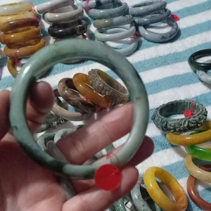 กำไลหยกแล้วจะทักมาสีเขียวดำไซส์ 56 รหัส 047 BB