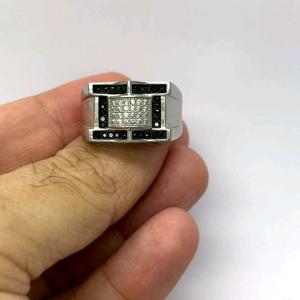 - แหวน เงินแท้ 92.5% งานส่งออก ฝังด้วยนิลแท้ ขนาด 1 มิล จำนวน 28 เม็ด และฝังเพชรสวิส cz เกรด 5A ฝังแบบไม่มีหนามเตย ไม่เกี่ยวเสื่อผ้า หน้าแหวนกว้าง 1.3 ซม. หนัก 8.2 กรัม เคลือบทองคำขาวแล้วครับ ใส่ไม่ดำ และไม่ซ้ำใคร