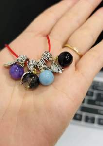 Charm ống treo chiếc lá may mắn kèm quả đá treo tạo điểm nhấn vòng