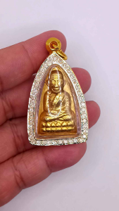 K063 หลวงปู่ทวด ปี 05 วัดช้างให้ เนื้อ ทอง เลี่ยม กรอบพระ ทองไมครอน ล้อมเพชร กันน้ำ ขนาด 3x5 cm