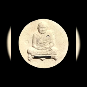 หลวงปู่ทิม วัดพระขาว พิมพ์จันลอย หลังพญาครุฑ ฝังพลอยฝังตะกรุดเงิน ปี2551 เนื้อผง สวยแท้รับประกัน #4181