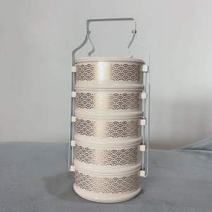 ปิ่นโตถวายพระ สีครีม สกรีนลายคลื่น  แบบ 2-3-4-5 ชั้น  กว้าง 14 ซม. เป็นงาน Handmade ระยะเวลาจัดส่งอาจนานกว่าปกติ