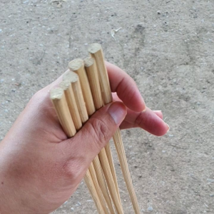 ไม้ไผ่ค้ำ 4 หม่อของแดงเส้นเลือก สำหรับค้ำต้น ผิวหนังมาก ทำจากไม้ไผ่ สามารถเลือกขนาดพิเศษได้ การผ่าตัดเป็นเรื่องไรขึ้น