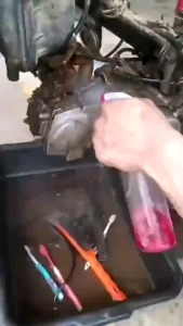 Setน้ำยาล้างช่วงล้างล้างคราบน้ำมันและคราบฝังแน่นรวมได้2ลิตร น้ำยาบ้างคราบน้ำมัน1ลิตรพร้อมหัวฉีด น้ำยาล้างคราบฝังแน่น1ลิตรพร้อมหัวฉีด