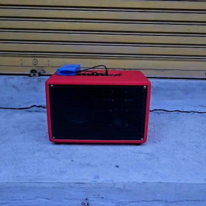 ลำโพงบลูทูธ (พร้อมแบตในตัว) ดอก6.5 นิ้ว เสียงกลาง3นิ้ว ดอกแหลม2นิ้ว เสียงใสๆ หุ้มหนังสีแดง ใช้ไฟบ้านและไฟแบตเตอรี่ในตัว มีช่องเสียบไมค์2ช่อง ปรับแอคโค่อิสระ เชื่อมต่อบลูทูธauxusb