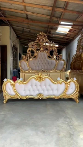 Dipan Tempat Tidur Mewah Kayu Jati Warna Emas