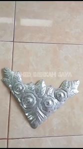 ornamen sudut siku segitiga klasik satu muka 27x32  hiasan pagar besi