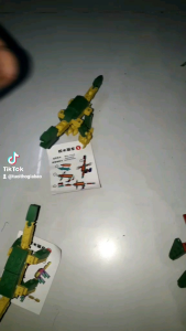 Lắp ráp 1 mô hình khủng long bằng nhựa cứng dể gãy